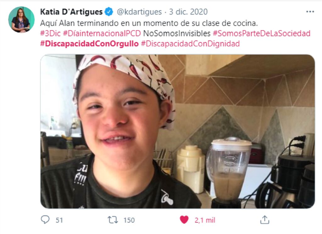 La imagen es una ss de un Tweet que escribió Katia D'Artigues y se lee: Aquí Alan terminando en un  momento de su clase de cocina.#3Dic #DíainternacionalPCD Nosomosinvisibles #SomosParteDeLaSociedad #DiscapacidadConOrgullo #DiscapacidadConDignidad. También en la foto se ve a un joven en una cocina.